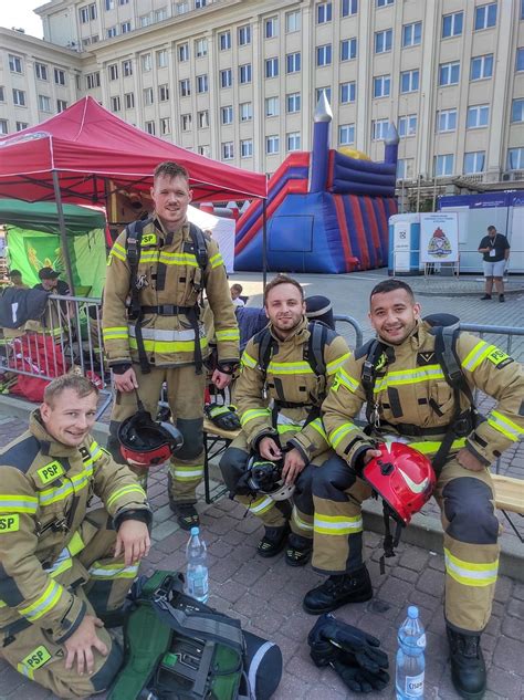 zdjęcie młodych strażaków podczas zawodów, prezentujących sprawność fizyczną