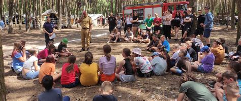 zdjęcie grupy młodzieży podczas obozu strażackiego, uczestniczącej w ćwiczeniach