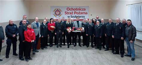 Grupa strażaków OSP Glinojeck wraz z zaproszonymi gośćmi podczas wręczania upominków i odznaczeń