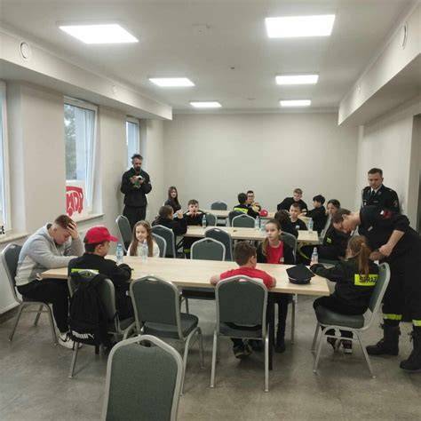 Młodzież uczestnicząca w Turnieju Wiedzy Pożarniczej, rozwiązująca testy w sali konferencyjnej