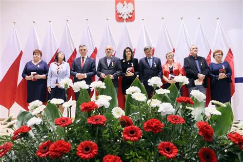 Uroczysta ceremonia wręczania medali i odznaczeń strażackich przed pocztami sztandarowymi