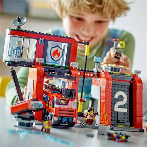 Zestaw LEGO City Remiza strażacka w trakcie zabawy dzieci