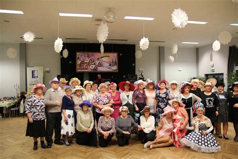 Ilustracja przedstawiająca grupę uśmiechniętych seniorów biorących udział w zajęciach klubowych