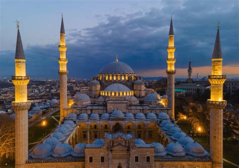 zdjęcie spalonego meczetu w Gdańsku z widocznymi zniszczeniami