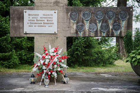 Archiwalne zdjęcie pomnika upamiętniającego ofiary pożaru rafinerii z 1971 roku