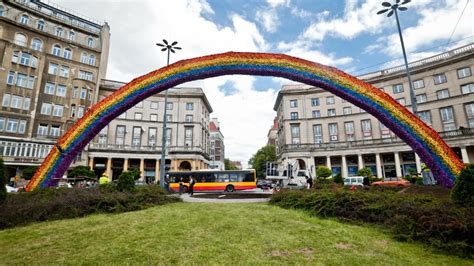 zdjęcie płonącej instalacji artystycznej na placu Zbawiciela w Warszawie