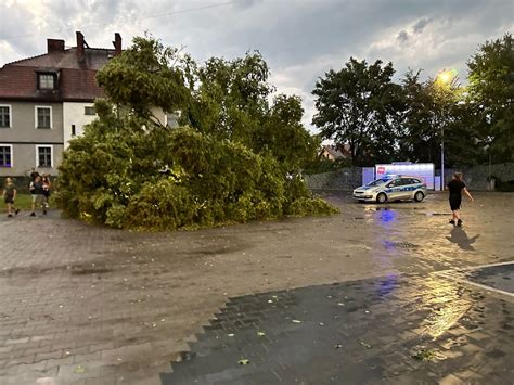 Widok na Koksownię Przyjaźń po wybuchu pyłu węglowego, uszkodzone budynki i obecność służb ratowniczych.