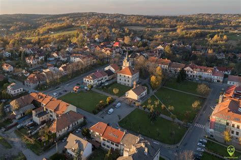 Widok dawnego rynku w Nowym Wiśniczu z historyczną zabudową