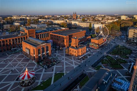 zdjęcia z lotu ptaka pokazujące zniszczone miasto Paradise po pożarze, z widocznymi zgliszczami domów i nadpalonymi samochodami