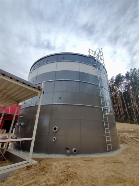 Instalacja modułowego zbiornika przeciwpożarowego na placu budowy