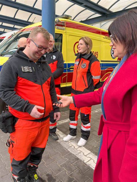 Zdjęcie przedstawiające oficjalne przekazanie kluczyków do nowego wozu VW Crafter oraz zgromadzonych strażaków i oficjeli.