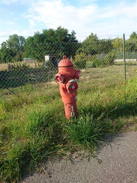 Zdjęcie przedstawiające zastawiony hydrant jako przykład najczęściej spotykanych nieprawidłowości podczas kontroli