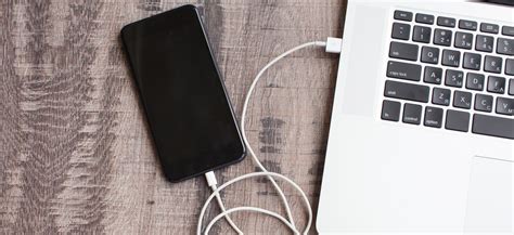 zdjęcie strażaka z laptopem lub smartfonem, symbolizujące pracę w mediach społecznościowych