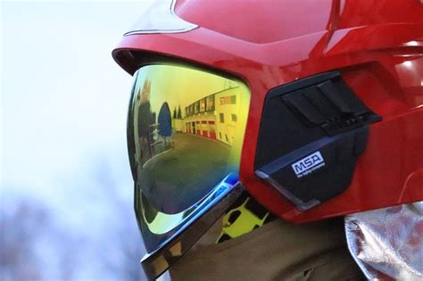 Ilustracja przedstawiająca wysunięty wizjer hełmu strażackiego.