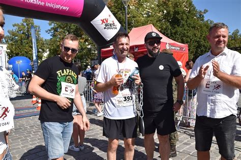 Zdjęcie uczestników biegu, z widocznymi wolontariuszami i strażakami OSP
