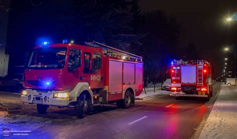 zdjęcie namiotu ewakuacyjnego rozstawionego przez straż pożarną w pobliżu płonącego budynku