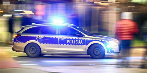 Radiowozy policyjne przed restauracją McDonald's w nocy