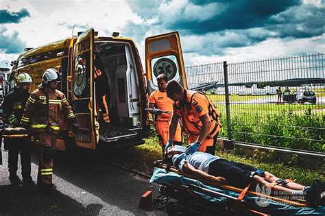 Służby ratunkowe w akcji przed budynkiem komercyjnym