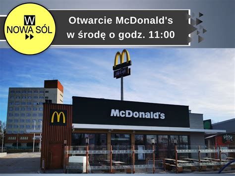 Pusty budynek restauracji McDonald's z widoczną informacją o zamknięciu