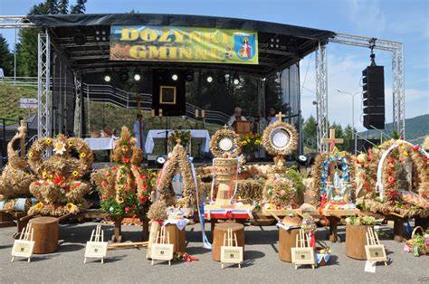 Zdjęcie z Dożynek w ROD Tulipan, scena z występami dzieci lub stoiska lokalnych wystawców