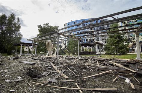 zdjęcie opuszczonego, zniszczonego kompleksu szpitalnego w Legnicy z widocznymi śladami pożaru