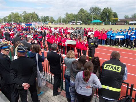 Drużyna OSP Woźniki z pucharami po wygranych zawodach sportowo-pożarniczych