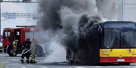 Zdjęcie płonącego autobusu elektrycznego, obrazujące ryzyka