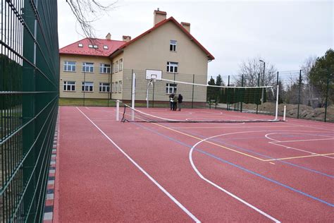 Zdjęcie przedstawiające boisko obok szkoły lub miejsce spotkań społeczności lokalnej