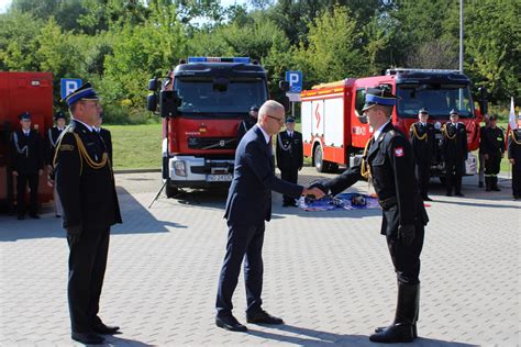 Zdjęcie przedstawiające przekazanie sprzętu strażackiego jednostkom OSP