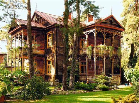 Ilustracja architektury świdermajer z bogatą ornamentyką i werandą