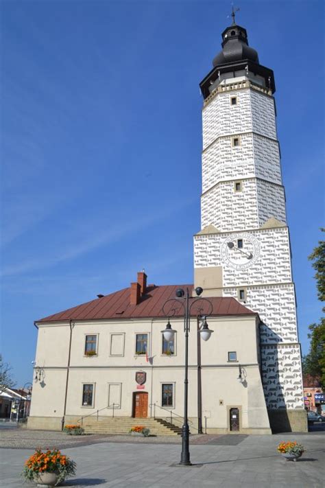 Ratusz w Bieczu z wieżą, uwzględniając detale architektoniczne i zegar