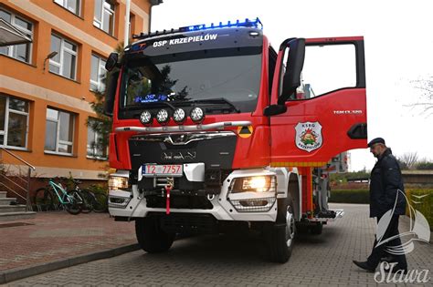 Nowy MAN TGM 13.320 dla OSP w Krzepielowie, wyposażony w matę do gaszenia aut.