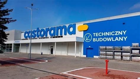 Widok na market Castorama z wydobywającym się dymem z podziemnego parkingu