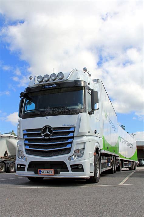 Zdjęcie ciężarówki Mercedes-Benz Actros MP1 w konfiguracji drogowej