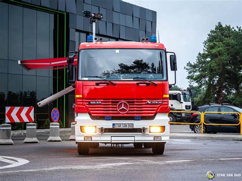 Zdjęcie samochodu strażackiego Mercedes-Benz Actros 1835 z zabudową Ziegler