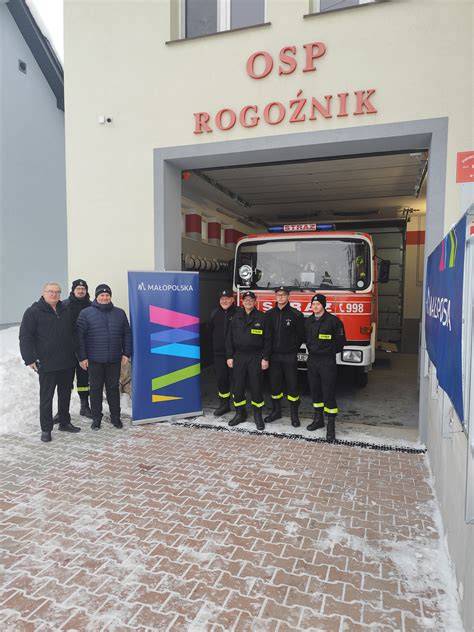 Zdjęcie z uroczystego otwarcia zmodernizowanego budynku OSP w Łętowni lub zdjęcie budynku