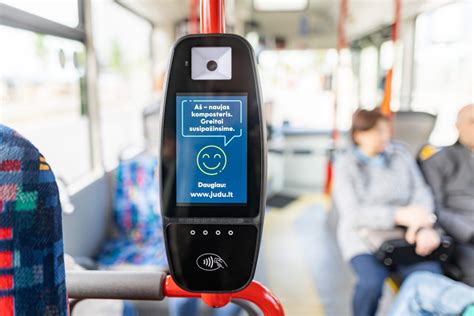 Widok na nowoczesny kasownik elektroniczny z dotykowym wyświetlaczem w autobusie