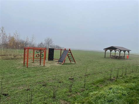 Zdjęcie ilustrujące plac zabaw lub miejsce spotkań społeczności lokalnej w Białym Ługu