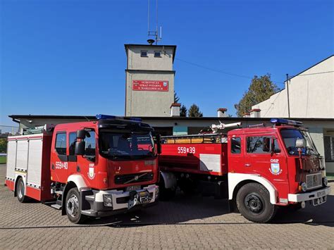 Archiwalne zdjęcie przedstawiające jednostkę OSP z wczesnych lat działalności, dokumentujące historyczny sprzęt gaśniczy