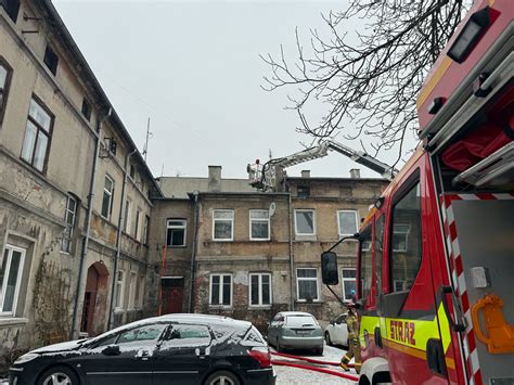Zdjęcie kamienicy w Zduńskiej Woli, strażacy na miejscu zdarzenia