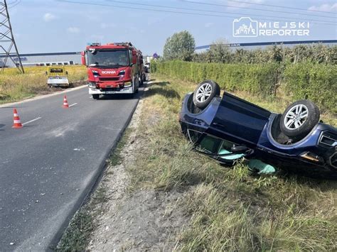 Wóz strażacki przewrócony na bok na poboczu drogi