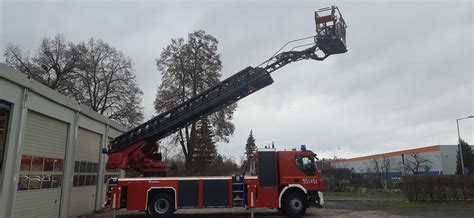 Zniszczona drabina mechaniczna straży pożarnej po kolizji