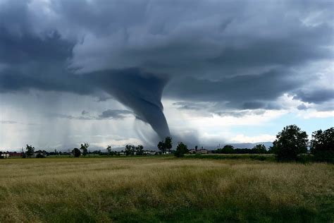 Dramatyczne zdjęcie przedstawiające tornado w Południowej Dakocie, powstałe w wyniku burzy superkomórkowej po uderzeniu pioruna.