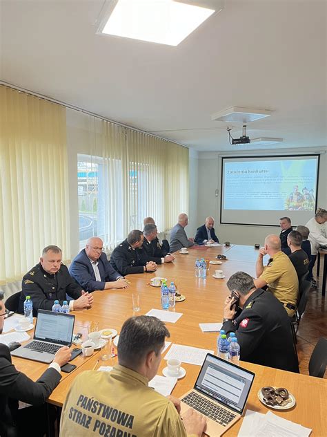 Zdjęcie przedstawiające oficjalne spotkanie sygnatariuszy umów o dofinansowanie dla OSP w Komendzie PSP