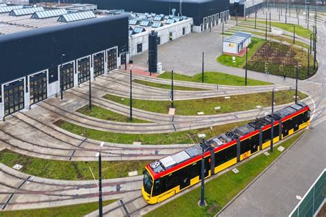 Zabytkowa zajezdnia tramwajowa w Łodzi podczas akcji gaśniczej