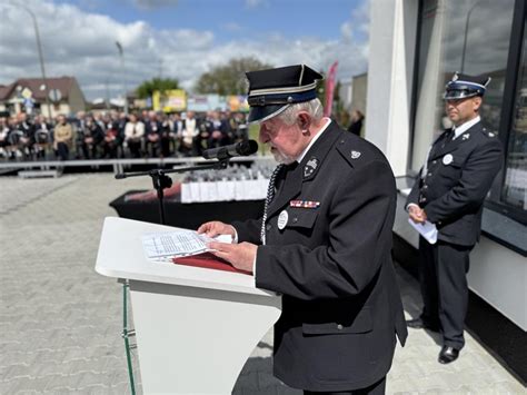 Uroczyste otwarcie remizy OSP w Piaszczynie, symboliczne przecięcie wstęgi