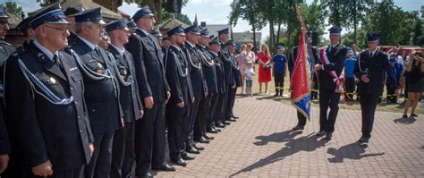 Zdjęcie przedstawiające strażaków OSP w galowych mundurach podczas uroczystego apelu