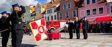 Tematyczne zdjęcie strażaków podczas uroczystości z udziałem sztandaru