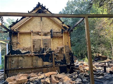 drewniany magazynek w płomieniach, zniszczony przez pożar