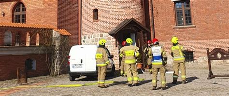 strażacy podczas ćwiczeń w wieżowcu